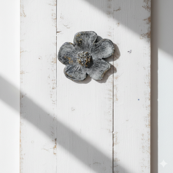 Fleur murale artisanale | Sculpture argile et résine | Déco murale uni