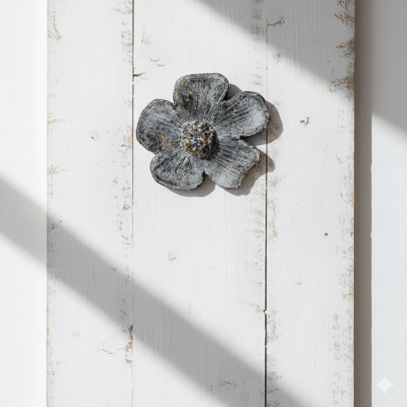 Fleur murale artisanale | Sculpture argile et résine | Déco murale uni