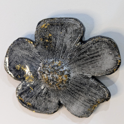 Fleur murale artisanale | Sculpture argile et résine | Déco murale uni