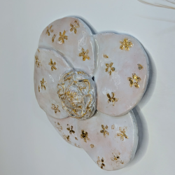 Décoration Murale Fleur en Argile et Résine Dorée - 12cm