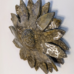 Fleur Murale Artisanale 14 cm - Argile, Or et Résine Brillante