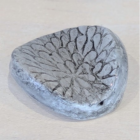 Galet anti-stress artisanal | Argile et Résine | Objet sensoriel fait