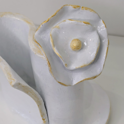 Porte-pinceau sculpté "Éclosion" – Argile vernie fait main – Design Or