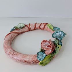 Couronne Décorative Artisanale en Terre et Résine – Peinte à la Main.
