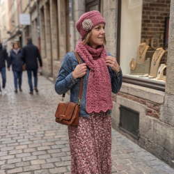 Bonnet Crochet Vieux Rose avec Fleur Bicolore Artisanal. dubofresco