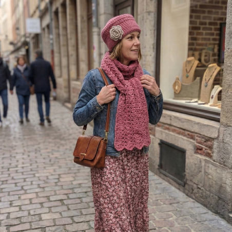 Bonnet Crochet Vieux Rose avec Fleur Bicolore Artisanal. dubofresco