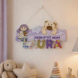 Déco Murale Prénom "Poupée & Ourson" - Argile & Résine - 45€