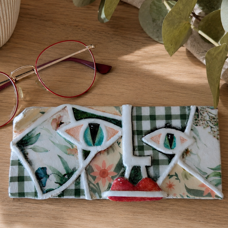 Porte-Lunettes Artisanal Cubiste en Argile | Repose-Lunettes Design