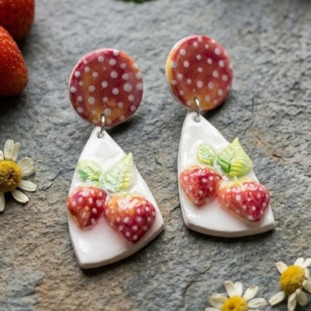 Boucles d'Oreilles Fraises Fait Main en Argile & Résine Brilliant