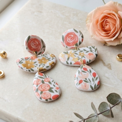 Boucles d'Oreilles Fleuries Roses & Dorées en Argile & Résine