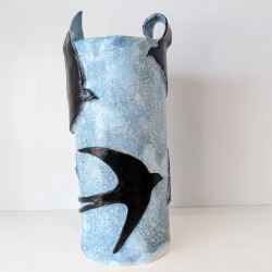 Vase artisanal hirondelles | Sculpture argile bleue | Déco oiseaux rel